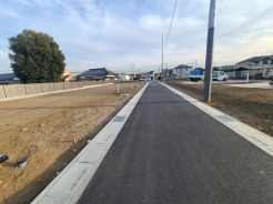 見通しの良い整備された街並みが、穏やかな日常を予感させます。