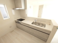 対面タイプなら、キッチン内にいながらご家族やお客様との会話が楽しめます。
