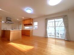 ダイニングテーブルはキッチンへ横付けする配置です。