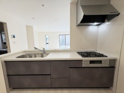 リビングで遊ぶお子様を見守りながらお料理ができる、対面キッチン。

