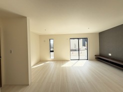 日当たりのいいリビングは心地よく、落ち着いて暮らせます。
