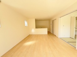解放感あふれるリビングは、自然に光と風に恵まれます。
