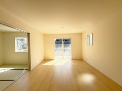 2号棟 開放的なこの空間がお客様をお出迎えします。ＬＤＫは16帖。
