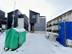 足場が外れて、スッキリした外観が見えてきました。
