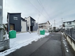 幅員の狭い道ですが、車通りの少ない住宅街に立地してます。
