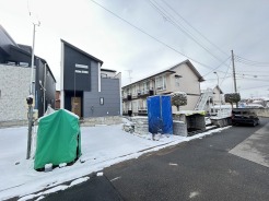 並列3台駐車可能な、ゆとりのカースペースがここに。
