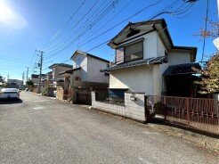 駐車が苦手な方にも嬉しい、前面６ｍ道路に面した住まい。
