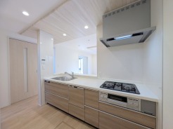 キッチンの性能が上がれば、いつものお料理も楽しくなりますね。対面キッチンでご家族の温かい時間を演出。


