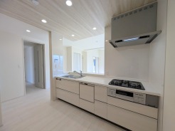 料理をしながらでも、ご家族との会話を楽しめる対面キッチン。
