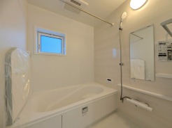 広々１坪タイプのゆったり浴室ユニットは半身浴もゆっくり楽しめるベンチバス仕様。防カビ・抗菌素材なのもうれしい。

