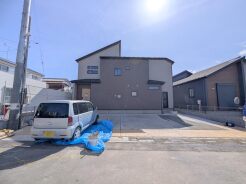 住民の方が主に利用する交通量少なめの道路に面してます。
