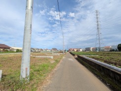 3号地 幅員の狭い道ですが、車通りの少ない住宅街に立地してます。
