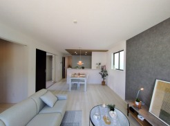 4号棟 白の壁紙は王道ですが、あえて遊び心をリビングに。
