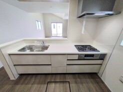 吊戸棚で視界を遮らず、パノラマ感を重視したタイプのキッチンスペース。

