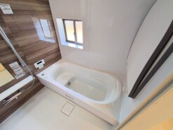 広々１坪タイプのゆったり浴室ユニット。防カビ・抗菌素材なのもうれしい。
