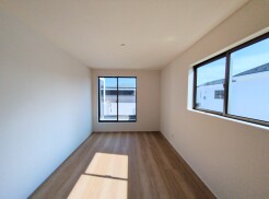 大きめのベッドを置いても、まだゆとりが持てる大きさ。8.25帖の主寝室。
