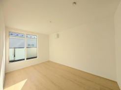 バルコニーからはたっぷりと太陽の光が舞い込みます。


