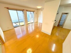 南側に大きな窓を配置、明るいリビングが出来ました。
