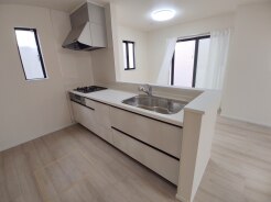 料理をしながらでも、ご家族との会話を楽しめる対面キッチン。
