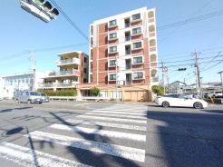 最寄り駅まで徒歩12分の近さ。 忙しい朝が助かる立地、 暮らしにゆとりが生まれます。
