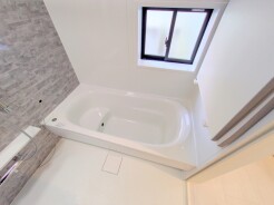 広々１坪タイプのゆったり浴室ユニット。防カビ・抗菌素材なのもうれしい。
