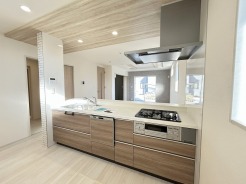 リビングで遊ぶお子様を見守りながらお料理ができる、対面キッチン。
