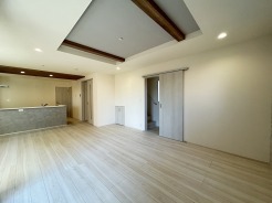 1号棟 天井高を高くするための一工夫、折り上げ天井。開放感に包まれます。
