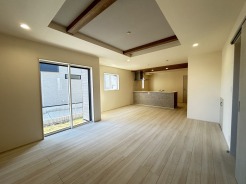 1号棟 開放的なこの空間がお客様をお出迎えします。ＬＤＫは21帖。
