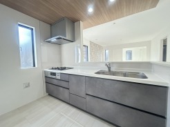 対面キッチンがご家族の温かい時間を演出。
