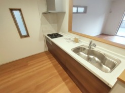 料理をしながらでも、ご家族との会話を楽しめる対面キッチン。
