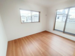 住宅街の２階南向きのお部屋、日当たりはご覧のとおり良好です。
