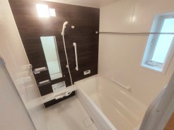 一日の疲れを癒す浴室は、広々１坪以上。
