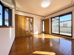 たっぷりの陽光と、心地よい風が舞い込みます。
