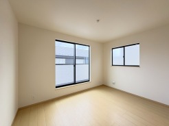 大事な日当たりは、大きな窓から。誰のお部屋にしましょう。

