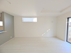 大画面ＴＶの配置も可能なワイドリビングは約17帖。
