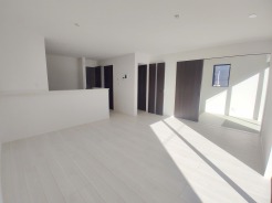 開放的なこの空間がお客様をお出迎えします。ＬＤＫは16帖。
