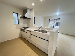 B号棟 カウンターからはリビングが広く見渡せ、ご家族とのコミュニケーションも弾みます。
