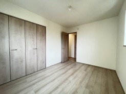 新築の木の匂いのする室内。写真では伝わらないので、ぜひ現地でお確かめください。
