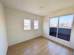 新築の木の匂いのする室内。写真では伝わらないので、ぜひ現地でお確かめください。
