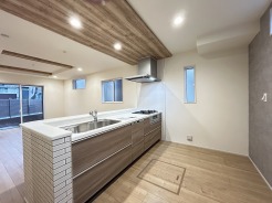 4号棟 対面キッチンがご家族の温かい時間を演出。
