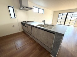 カウンターからはリビングが広く見渡せ、ご家族とのコミュニケーションも弾みます。
