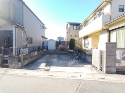 駐車場は２台まで駐車可能。マイカーの車幅もお確かめください。
