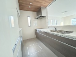 リビングで遊ぶお子様を見守りながらお料理ができる、対面キッチン。
