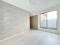 ベースカラーと異なった配色の壁紙を使用。ちょっとお部屋の雰囲気が変わります。
