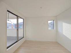 こちらの洋室は誰にも使いやすいサイズ感、５.７帖です。
