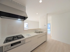 キッチンにも清潔感を追求。白亜の台所でお料理を存分に楽しんでください。
