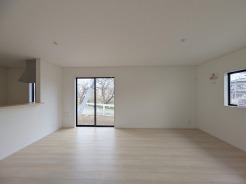 4号棟 南側に大きな窓を配置、明るいリビングが出来ました。
