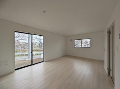 4号棟 解放感あふれるリビングは、自然に光と風に恵まれます。
