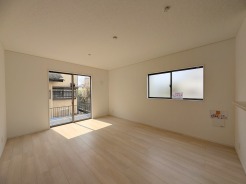 6号棟 南側に大きな窓を配置、明るいリビングが出来ました。
