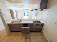 リビングで遊ぶお子様を見守りながらお料理ができる、対面キッチン。
